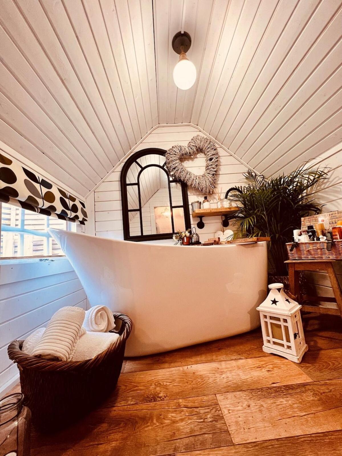 1 - Incredible Views - Outdoor Bathtub - Unique Style Holiday home *